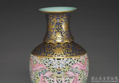 图片[2]-Revolving openwork vase in yangcai polychrome enamels with dragons and lotus decoration, Qing dynasty, Qianlong reign (1736-1795)-China Archive